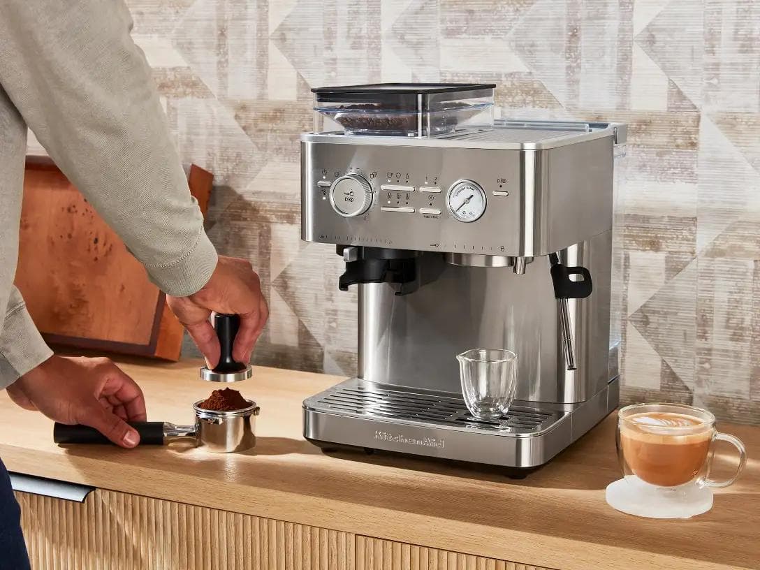 Halfautomatische espressomachine op een keukenblad voor long-form machinegidsen