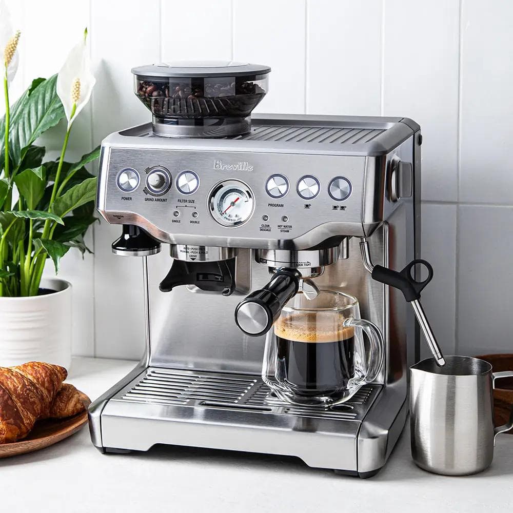 Breville Barista Express halfautomatische espressomachine op een keukenblad